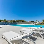 Apartament Amazing With Sea View, Pool And Sauna, Near The